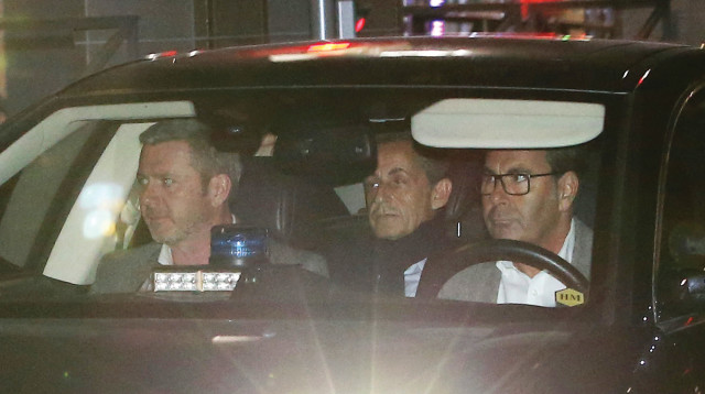 סרקוזי בדרך למשטרה (צילום: רויטרס)