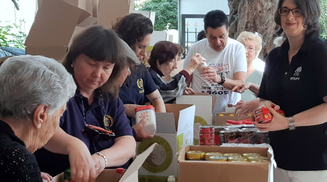 הכנת חבילות מזון "יד עזר לחבר" (צילום: אדיר יזירף)