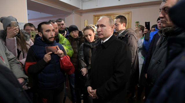 הנשיא פוטין מבקר את משפחות הקורבנות באסון השריפה (צילום: רויטרס)