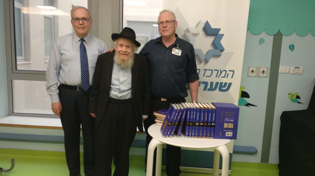 הרב שטיינזלץ מעניק את סט פירוש התנ"ך (צילום: מרכז שטיינזלץ)