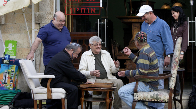 מנחם תלמי (במרכז) עם הפרלמנט היפואי (צילום: יוסי אלוני)