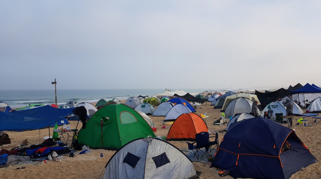 אוהלים בחוף בית ינאי (צילום: רועי שטראוס, רשות הטבע והגנים)