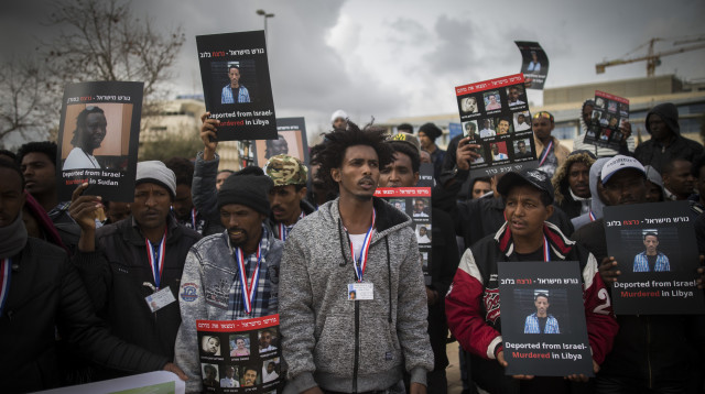 מסתננים מפגינים (צילום: יונתן זינדל, פלאש 90)