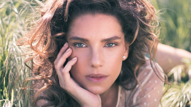 טל טלמון. סטיילינג: גילי אלגבי. חולצה: עדיקה חזייה: נטע אפרתי חצאית: conscious exclusive  H&M (צילום: דניאל אלסטר)