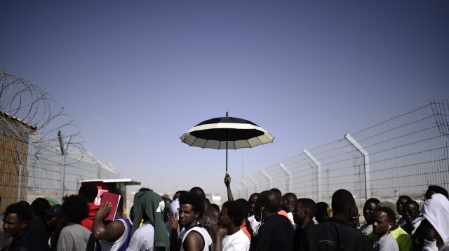 מסתננים במתקן חולות (צילום: פלאש 90)