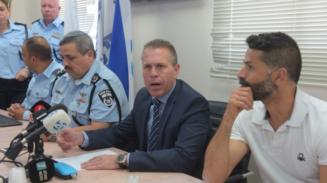 נדב אבקסיס, גלעד ארדן ורוני אלשיך (צילום: אבשלום ששוני)