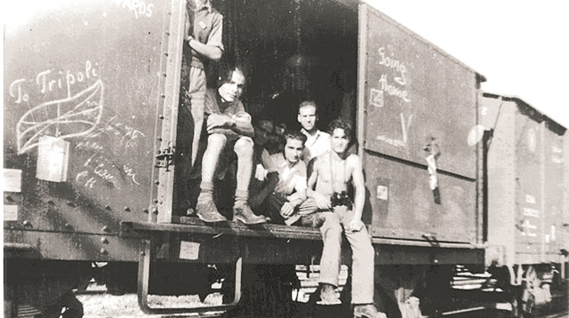 ניצולים יהודי לוב ששרדו את ברגן־בלזן בדרכם הביתה (צילום: ארגון יהודים יוצאי לוב)