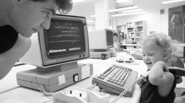 יאיר לפיד ובנו במערכת עיתון מעריב (צילום: שמואל רחמני)