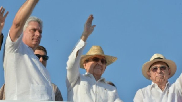 ראול קסטרו (במרכז) ומיגל דיאז קאנל (משמאל) (צילום: AFP)