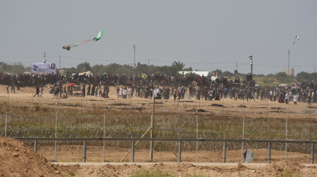 עפיפון אליו חובר בקבוק תבערה (צילום: דובר צה"ל)