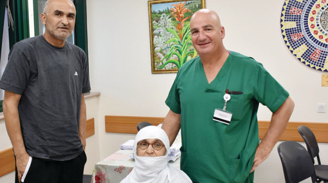 משפחת שמיט וד"ר קכל (צילום: דוברות בית החולים פוריה)