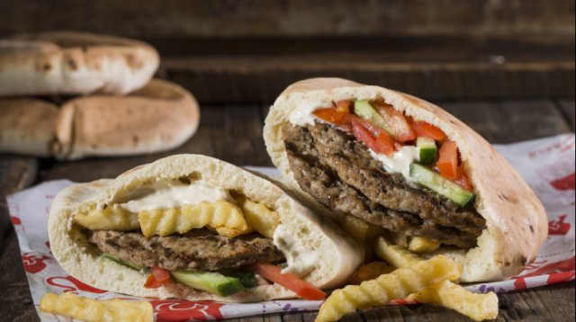 ראנץ' בפיתה חומוס צ'יפס סלט (צילום: בועז לביא)