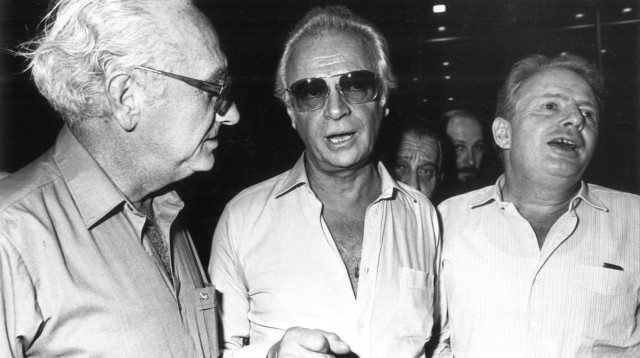 דוש ואפרים קישון (במרכז) יחד עם טומי לפיד (צילום: שמואל רחמני)