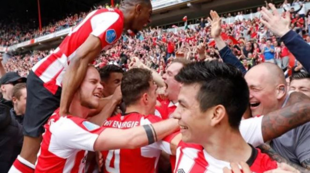 פ.ס.וו חוגגת אליפות (צילום: אתר רשמי)