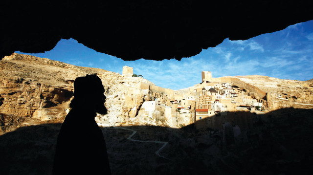 נזיר במנזר בהרי יהודה (צילום: אביר סולטן, פלאש 90)