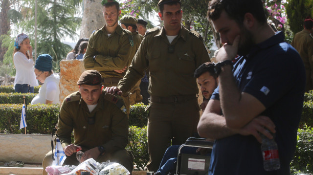 טקס יום הזיכרון בבית הקברות (צילום: מרק ישראל סלם)