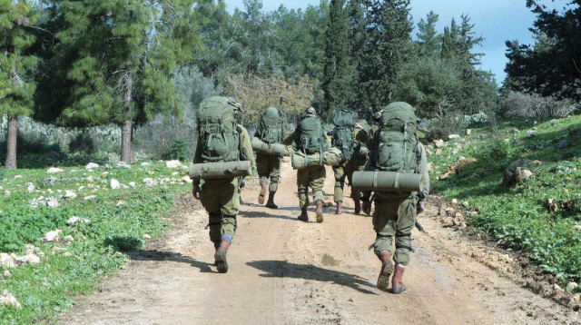 לוחמי מגלן מנווטים (צילום: דובר צה"ל)