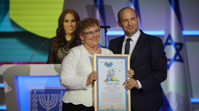 מרים פרץ מקבלת את פרס ישראל  (צילום: הדס פרוש , פלאש 90)