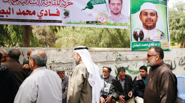 מודעת אבל שנתלו לזכרו של פאדי אל בטש (צילום: AFP)