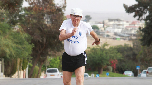 שאול לדני ומדליות שזכה בהן (צילום: מירי צחי)