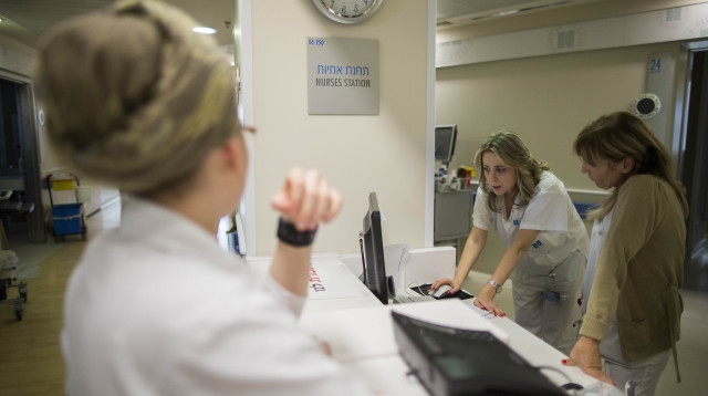 אחיות בבית חולים (צילום: יונתן זינדל, פלאש 90)