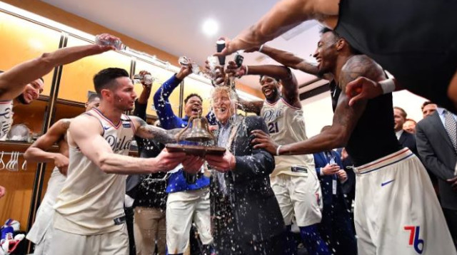 שחקני פילדלפיה חוגגים  (צילום: AFP)