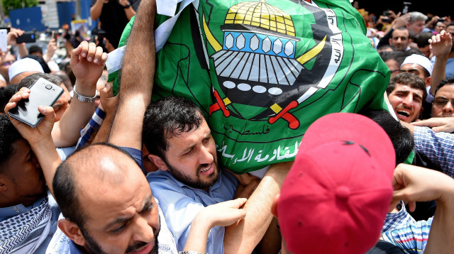 אבלים נושאים את גופתו של פאדי אל בטאש במלזיה (צילום: AFP)