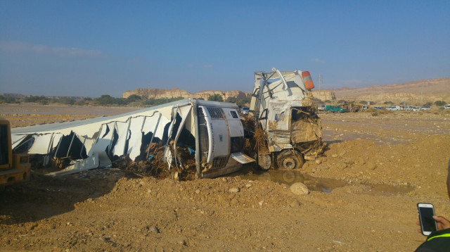 המשאית שהתהפכה בדרום (צילום: מתנדבי יחידת חילוץ ערבה של משטרת ישראל)