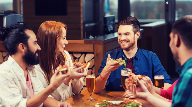 קבוצת חברים מבלה, צילום אילוסטרציה (צילום: אינג אימג')