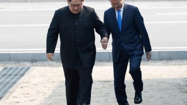 קים ג'ונג און ומון ג'יאה אין (צילום: רויטרס)