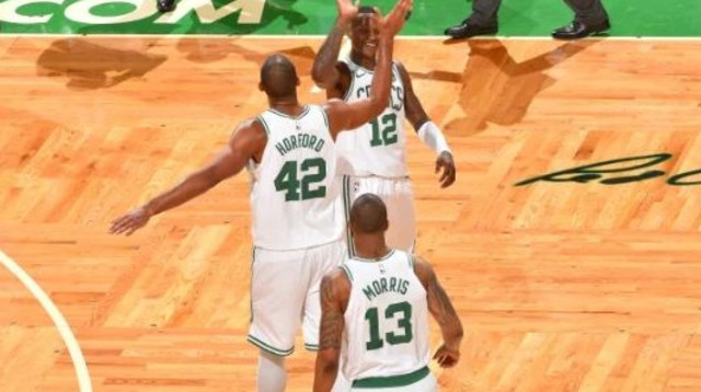 שחקני בוסטון חוגגים (צילום: AFP)