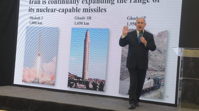 בנימין נתניהו במסיבת העיתונאים (צילום: אבשלום ששוני)