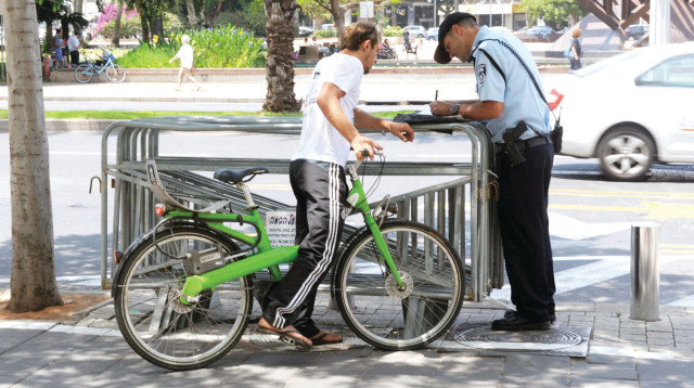 פקח רושם דוח לרוכב אופניים, ארכיון (צילום: אבשלום ששוני)