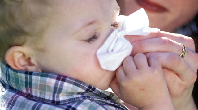 ילד מצונן (צילום: אינג אימג')