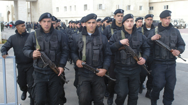 שוטרים פלסטינים במוקטעה ברמאללה  (צילום: אחמד גרבילי, פלאש 90)