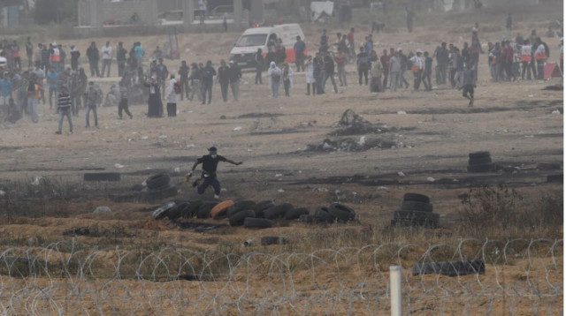 פלסטינים מתפרעים בגבול רצועת עזה (צילום: דובר צה"ל)