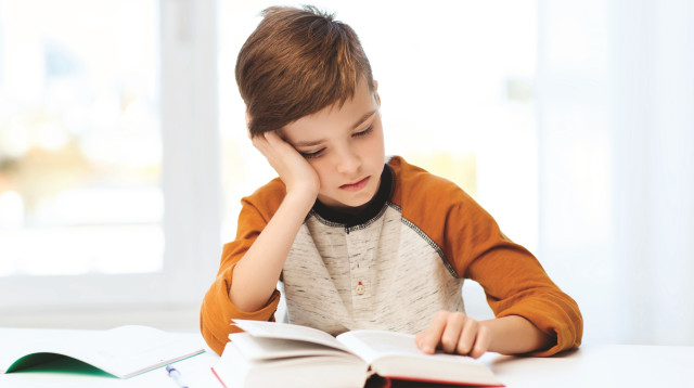 ילד קורא ספר (צילום: אינג אימג')