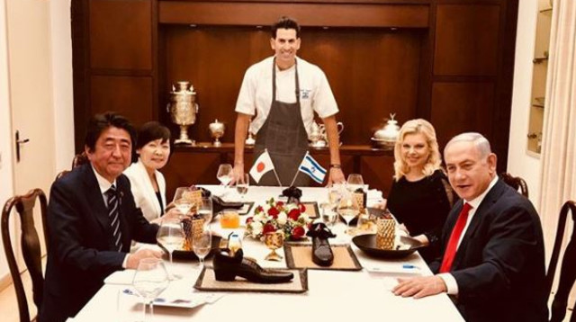 שינזו אבה וקינוח הנעליים של משה שגב (צילום: קובי גדעון, פלאש 90)