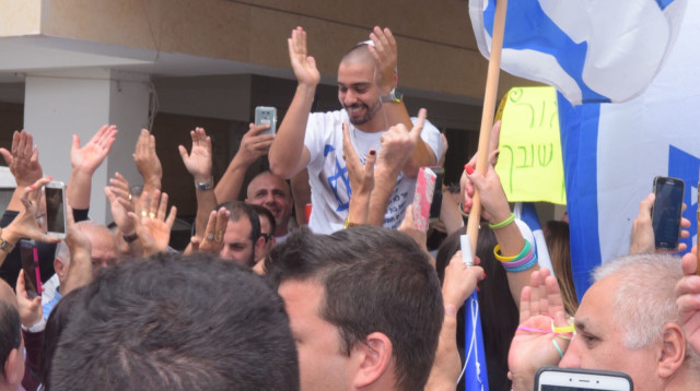 אלאור אזריה חוגג את שחרורו  (צילום: אבשלום ששוני)
