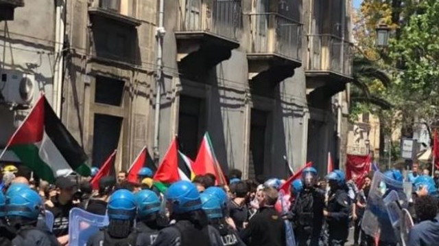  השוטרים האיטלקים עוצרים את ההפגנה בקטאניה (צילום: יח"צ)