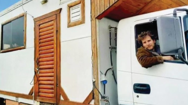 לביא זיטנר במשאית (צילום: שירי אזוגי זיטנר)