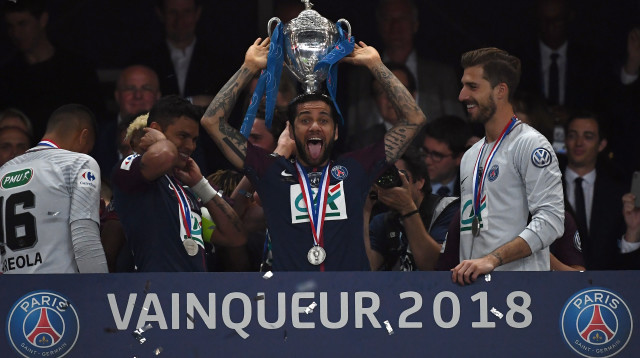 פריז סן ג'רמן חוגגת גביע (צילום: AFP)