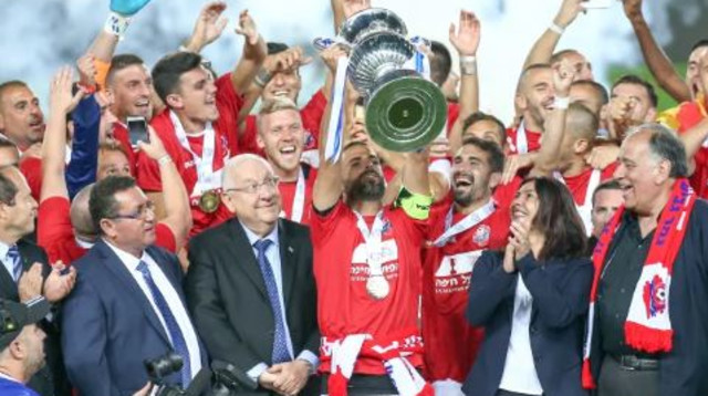 שחקני הפועל חיפה בכדורגל מניפים את גביע המדינה  (צילום: דני מרון)