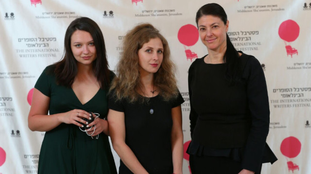 מרב מיכאלי ושתיים מחברות להקת "פוסי ריוט" (צילום: אליהו ינאי)