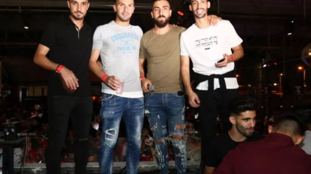 בן סהר עם שחקני הפועל באר שבע (צילום: מאיר אבן חיים)