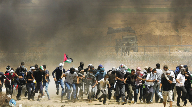 הפלסטינים בהפגנות סמוך לגדר המערכת ברצועת עזה (צילום: עבד רחים כתיב, פלאש 90)