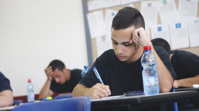 תלמידים נבחנים באנגלית, אילוסטרציה (למצולמים אין קשר לידיעה) (צילום: אלוני מור)