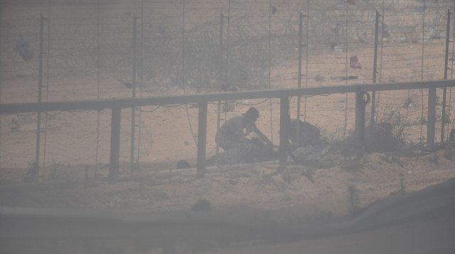 מחבלים מניחים מטענים על גדר המערכת (צילום: דובר צה"ל)