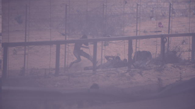 מחבלים מניחים מטענים על גדר המערכת (צילום: דובר צה"ל)