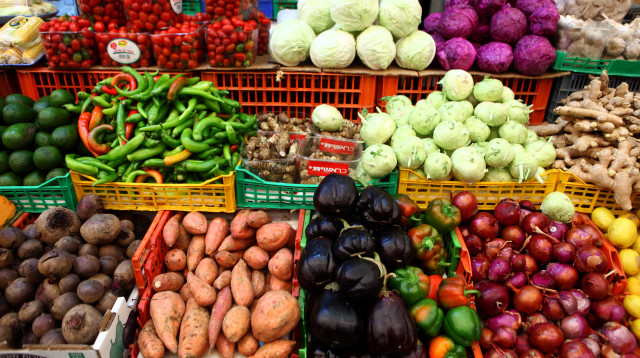 פרות וירקות בסופר (צילום: אביר סולטאן, פלאש 90)